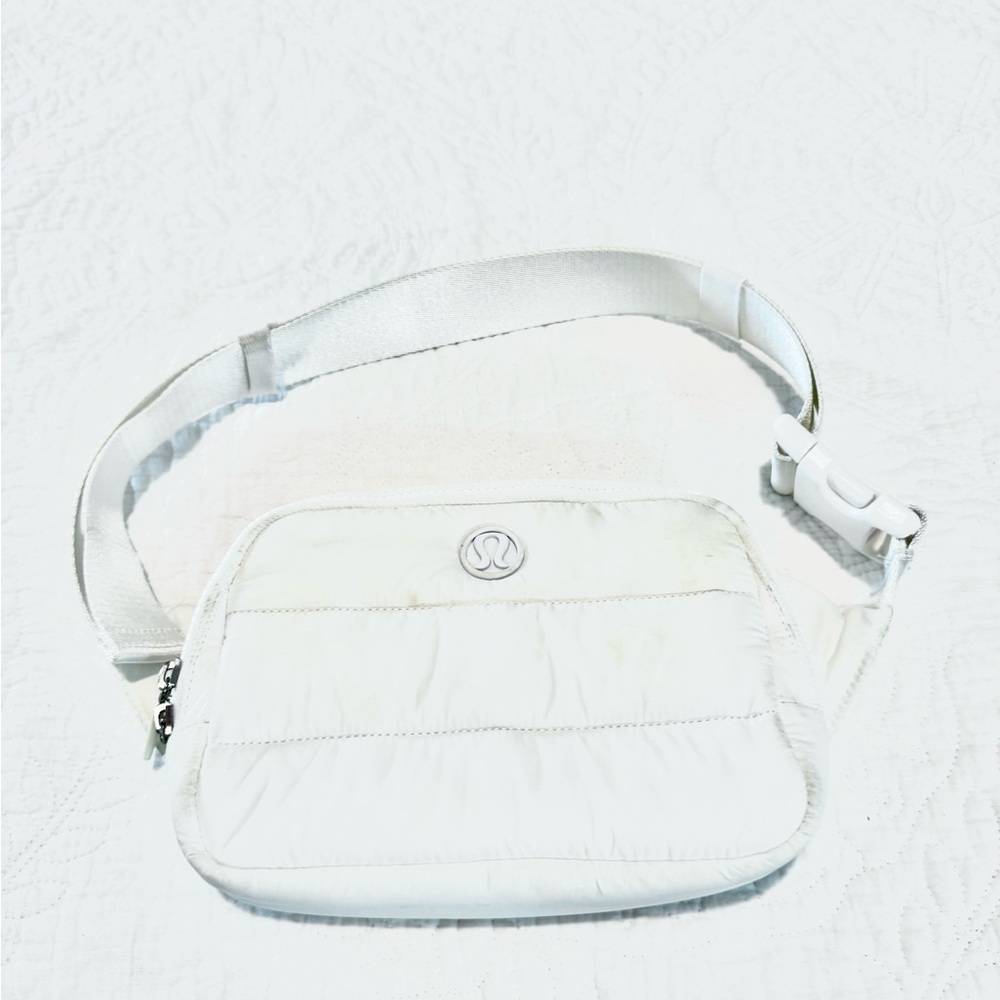 Lululemon Everywhere Belt Bag Large 2L - Adjustable Wonderpuff White Puffy